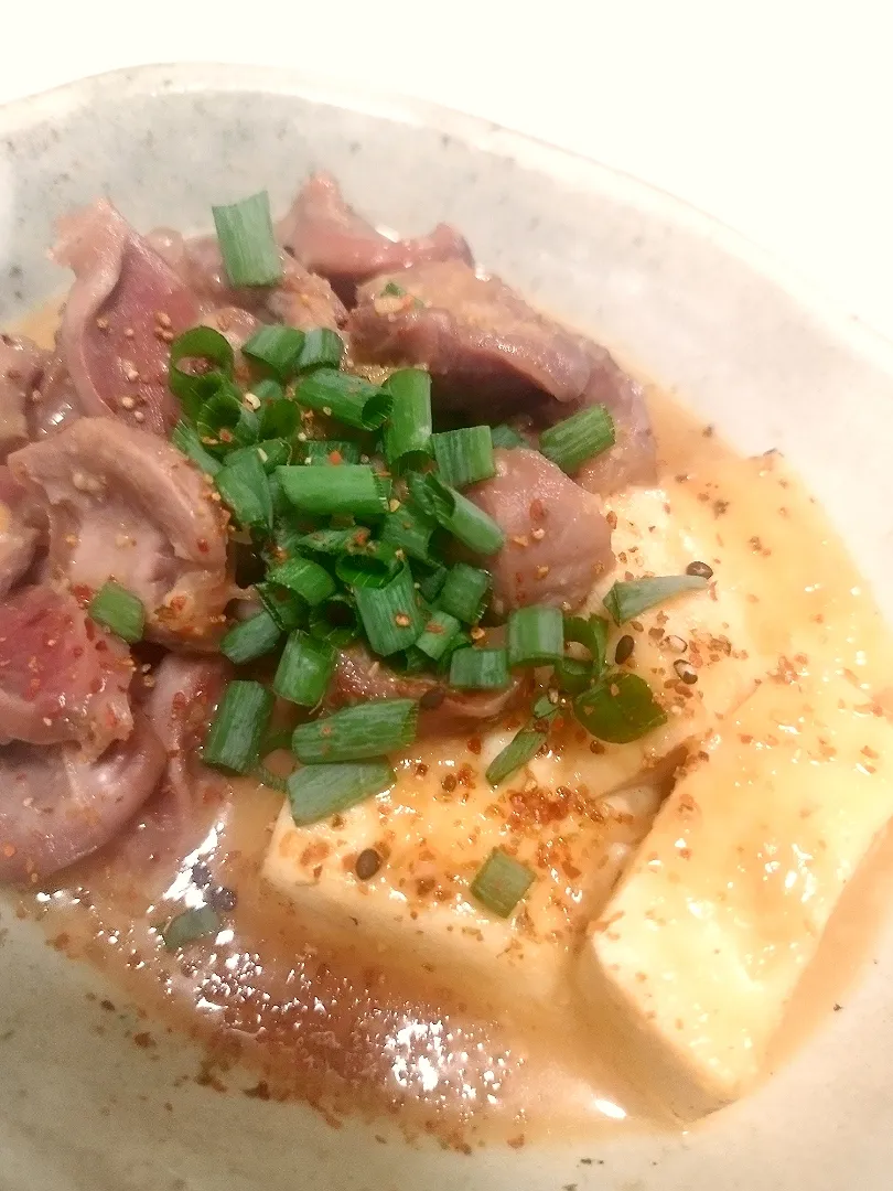 豆腐と砂ずりの甘味噌煮😊　ネギと七味をふりかけて🍺飲めば無敵です✨|スナックるみさん