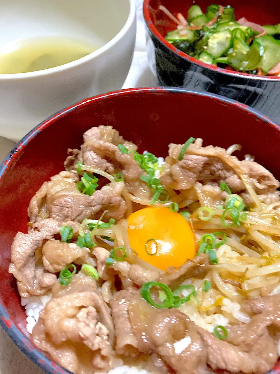 私が動けない日の旦那晩御飯。豚バラもやし炒め丼、きゅうりのカニカマ酢の物、ワカメのお味噌汁|Ayaさん