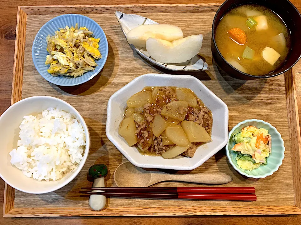 Snapdishの料理写真:今日の晩ご飯(麻婆大根、えのき卵、ポテトサラダ、根菜味噌汁、梨)|cocomikaさん