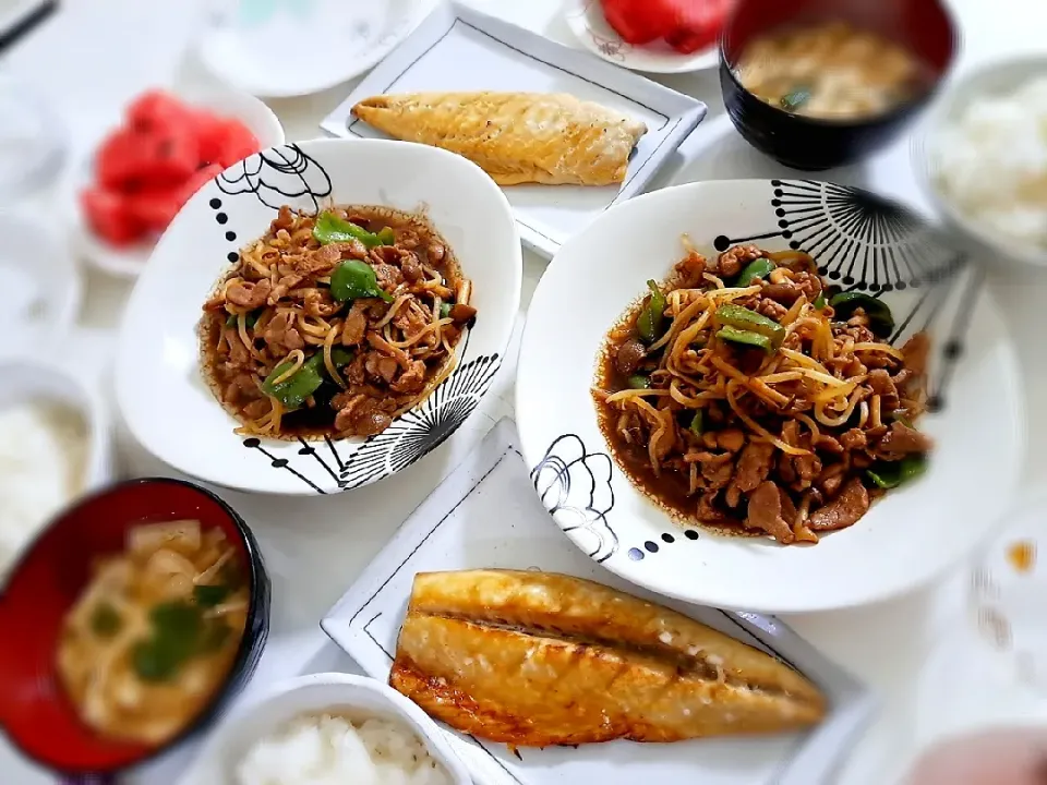 夕食(,,>᎑<,,)
豚肉と野菜の甜麺醤炒め
塩サバ
おみそ汁(大根の葉、豆腐、油揚げ)
すいか🍉|プリン☆さん