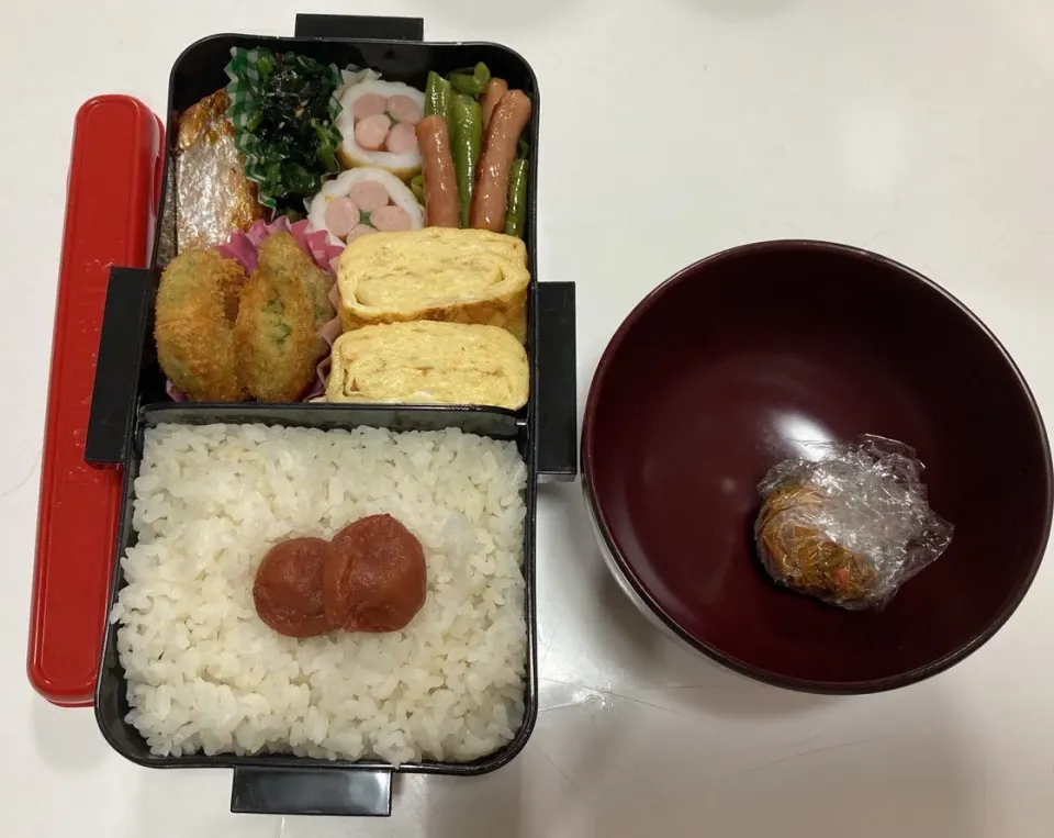 Snapdishの料理写真:パパ弁☆卵焼き☆鮭☆花ちくわ☆のり塩チキン☆ほうれん草の海苔和え☆ポークビッツとインゲンのソテー☆みそ玉|Saharaさん