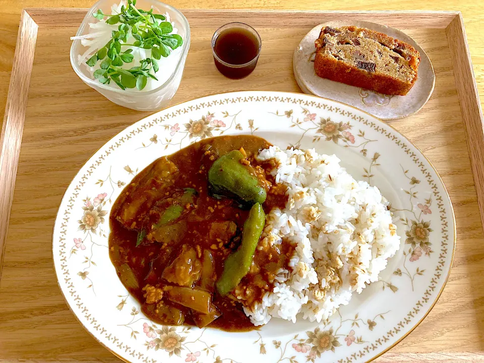 大豆のミンチで茄子とピーマンのカレー♡大根と豆苗のサラダ♡野草酵素♡無花果のパウンドケーキ|さくたえさん