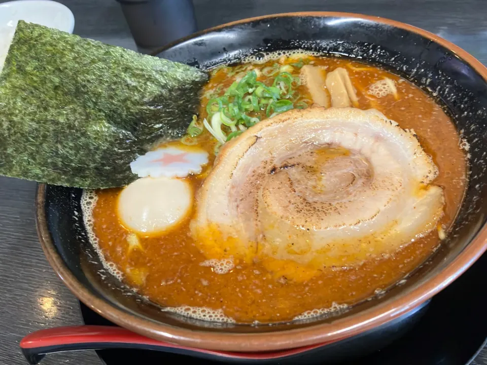 Snapdishの料理写真:濃（こい）辛魚介豚骨ラーメン🔥|まさとさん