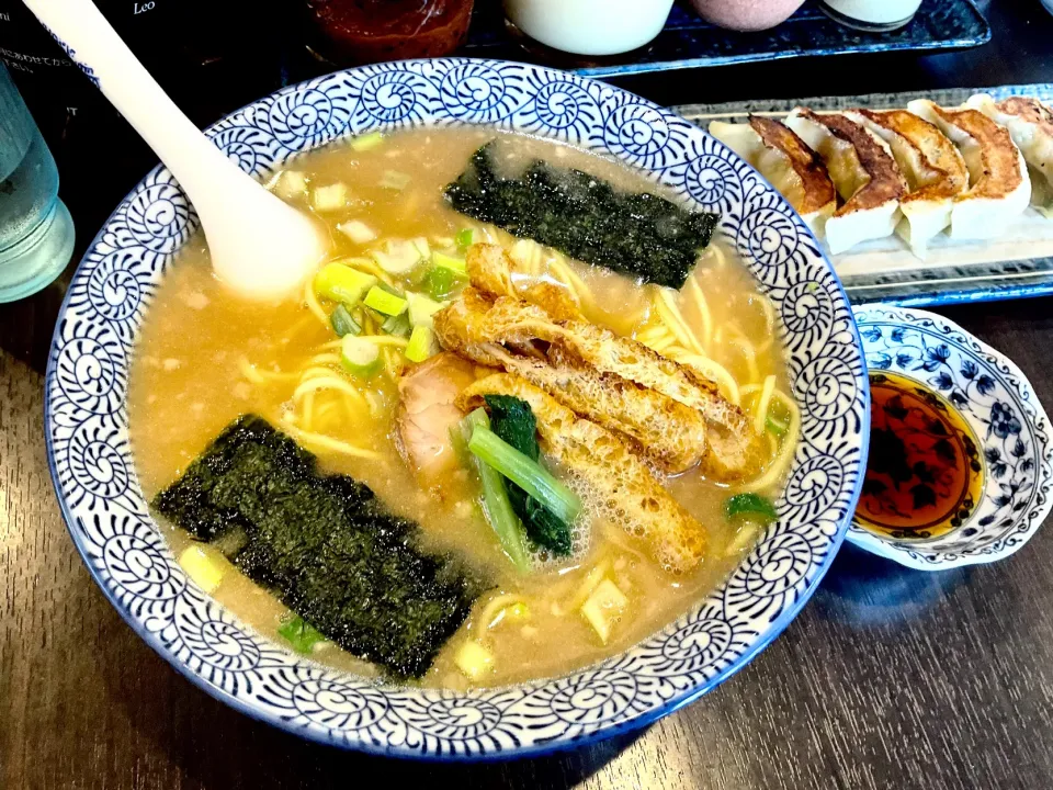 Snapdishの料理写真:がんこや のラーメンと餃子|Takeshi  Nagakiさん