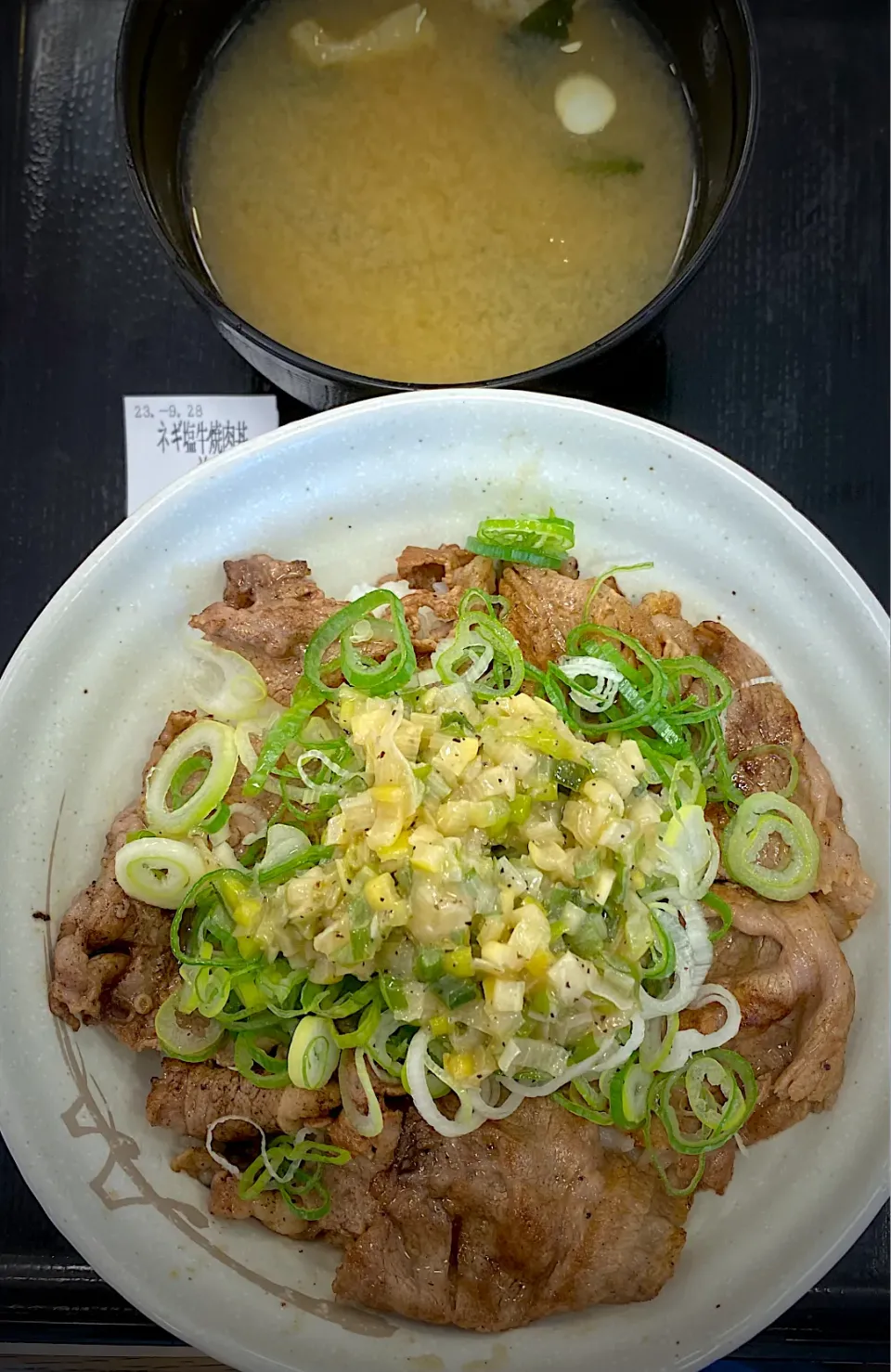 ねぎ塩牛焼肉丼 590円|すくらんぶるえっぐさん