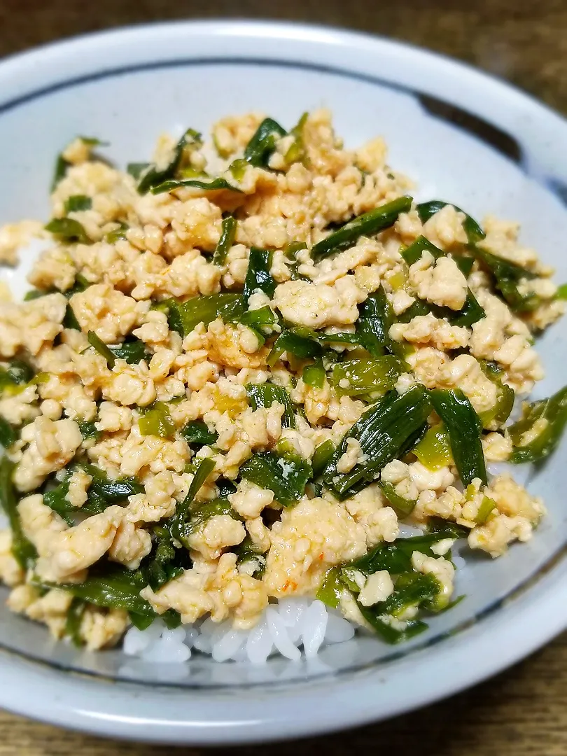 鶏ひき肉とニラのスタミナ丼|ぱんだのままんさん