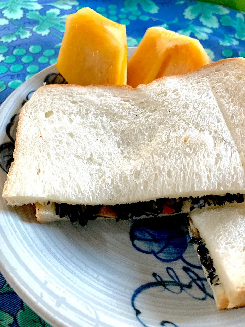 ひじき煮サンドイッチ🥪と富有柿で朝ごはん😊|さくたえさん