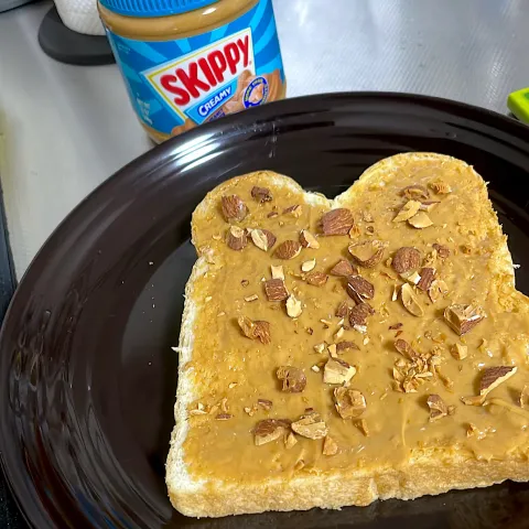 「SKIPPY®ピーナッツバター クリーミー」を使ってみたSnapdishの料理・レシピ写真:ピーナツクリームにアーモンド♡