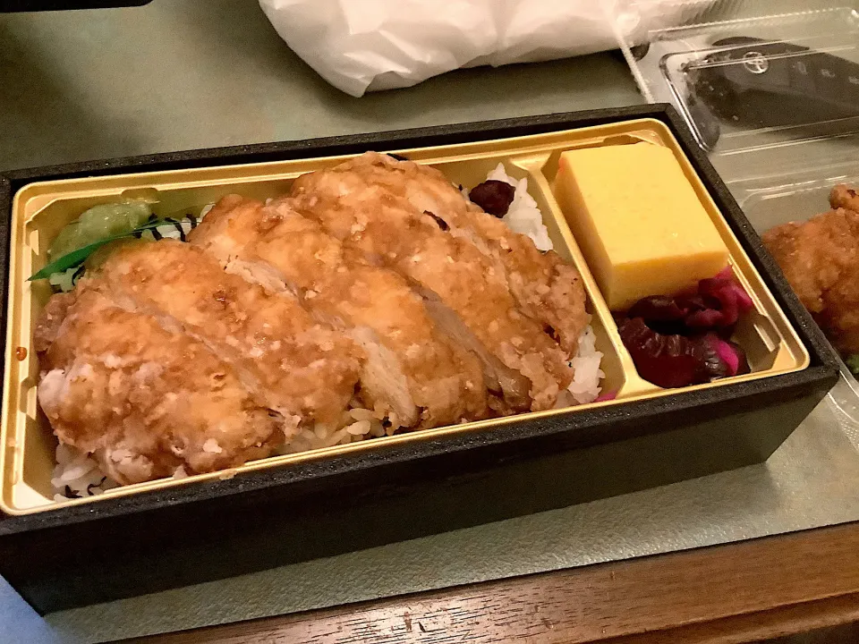 黒酢ベースのカツ重弁当😋|アライさんさん