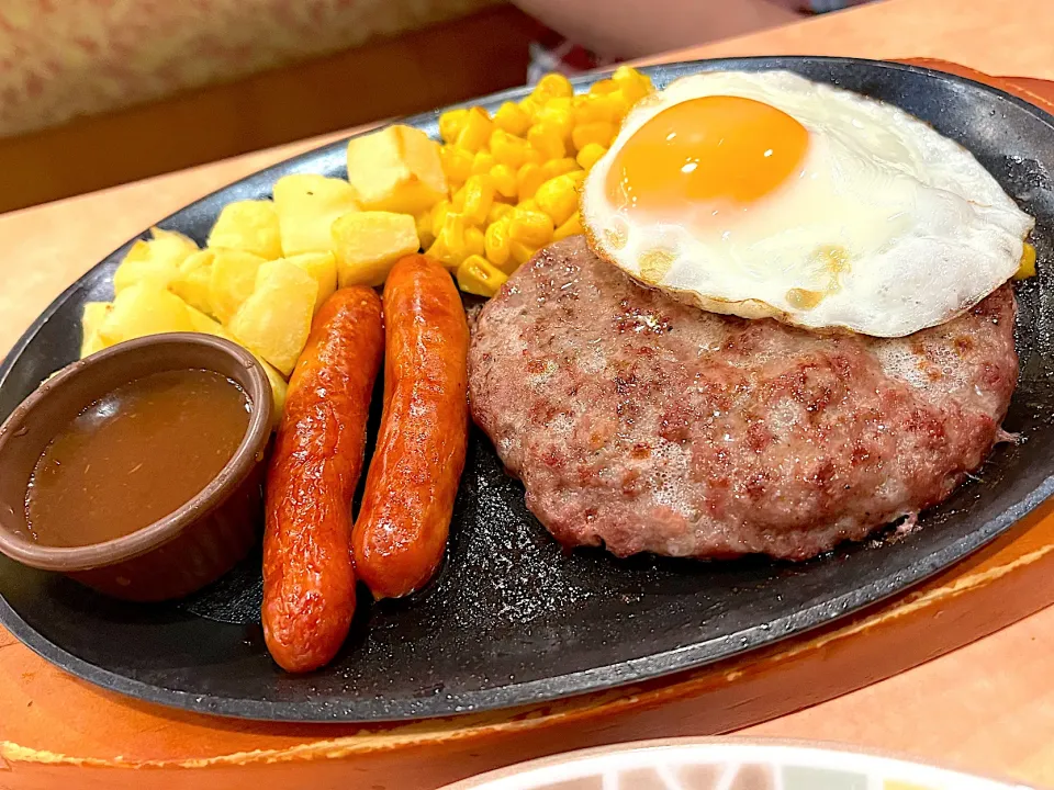 サイゼリヤ　チョリソーとハンバーグの盛り合わせ|Kouji  Kobayashiさん