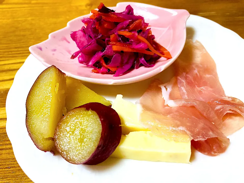 前菜♡さつまいものレモン煮・生ハムとチーズ・紫キャベツとにんじんのラペ|ひろちゃんさん