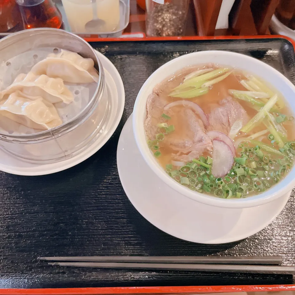 蒸し餃子と牛肉フォー|みぃさん