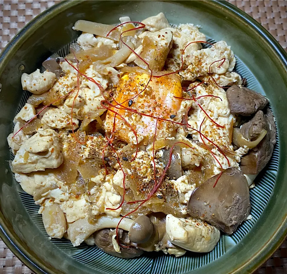 鶏レバ豆腐丼|すくらんぶるえっぐさん