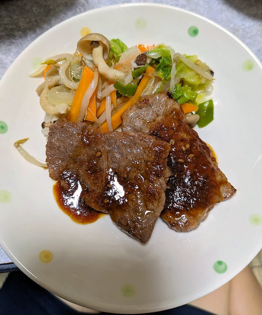 Snapdishの料理写真:焼き肉と野菜炒め。鶏肉|郁ちゃんさん