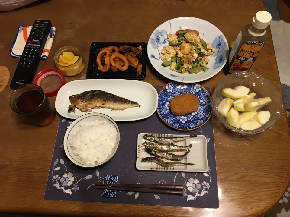 ご飯、ゴーヤチャンプルー、稚内の真ほっけ焼き、子持ち樺太ししゃも焼き、丸ごとイカ唐揚げ、コロッケ、沢庵、烏龍茶、りんご(夕飯)|enarinさん