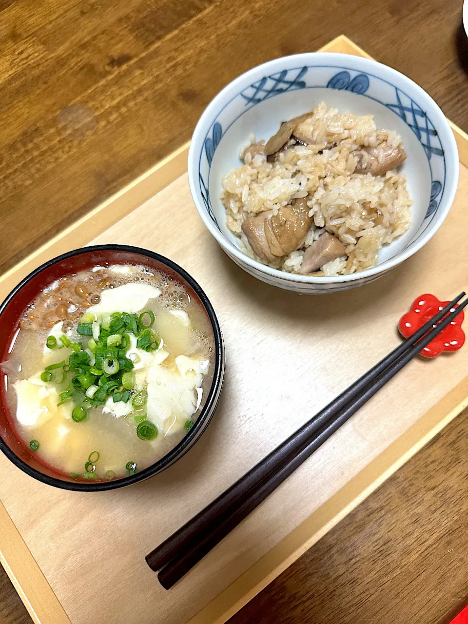 Snapdishの料理写真:鶏混ぜご飯と豆腐と納豆のお味噌汁は結構プロテイン|こじさん