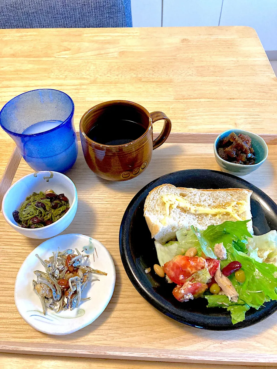 マヨ胡麻トースト💚ツナサラダ💚黒豆納豆メカブ💚ナッツ入り田作り💚無花果の黒糖コンポート💚カルピス💚珈琲|さくたえさん