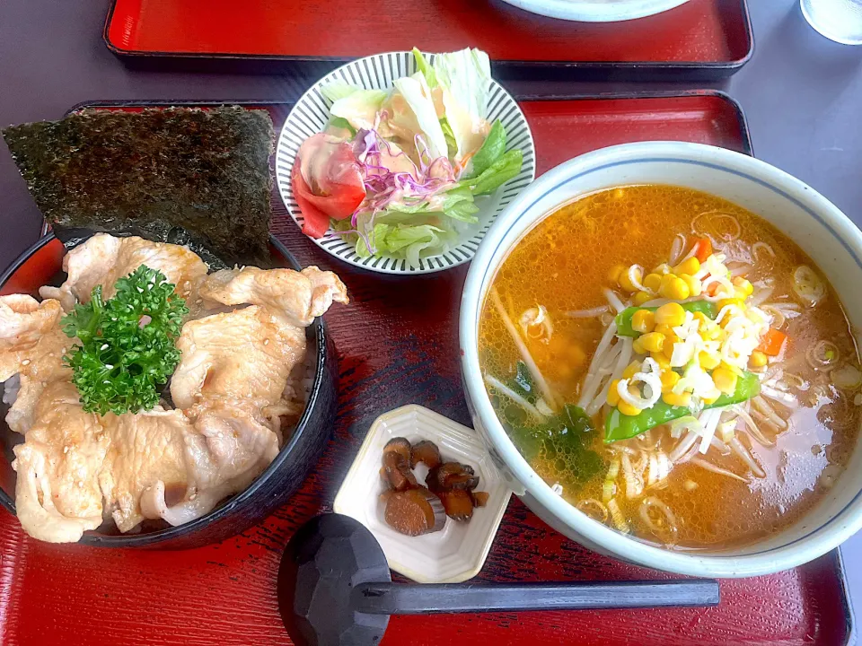 Snapdishの料理写真:ラーメン　焼肉丼　セット|壱歩さん