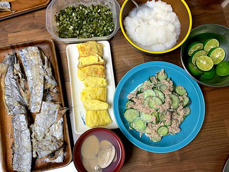 太刀魚の塩焼きと大根の葉の漬物と卵焼きときゅうりのサラダと蛤のお吸い物|あゆみさん