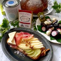 ラ・フランスと生ハムのオープンサンド〜おいしい世界ごはん🌍