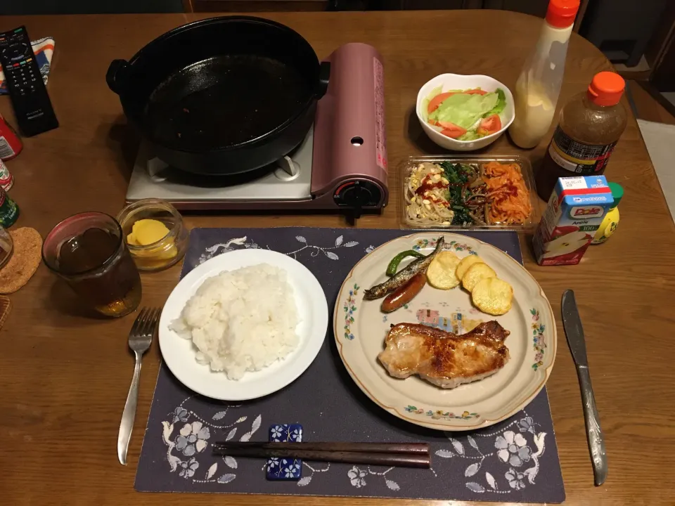 Snapdishの料理写真:鉄板焼き（カナダ産麦育ち三元豚ロース肉、米国産とうきび育ちお手軽牛ばらカルビ、ジャガイモ、子持ち樺太ししゃも焼き、ししとう）、サラダ、ナムル盛り合わせ(夕飯)|enarinさん