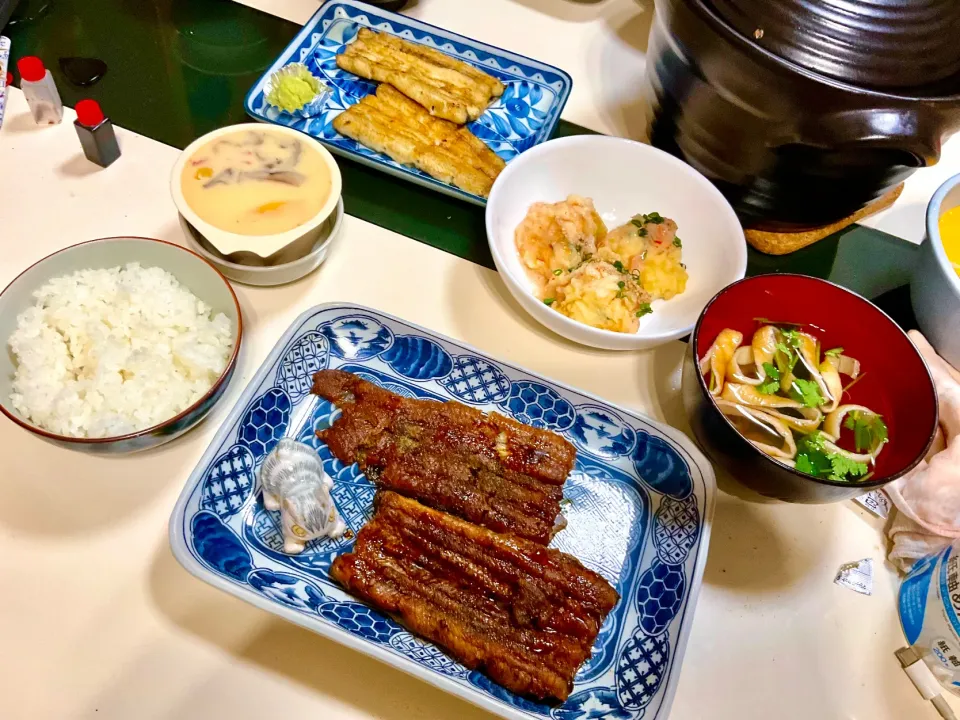 白焼と蒲焼をテイクアウト
スーパーの茶碗蒸し
永谷園にお吸い物に板麩追加
スーパーのお惣菜(すり身魚の練り物)で晩御飯
#永谷園のお吸い物
#スーパーの茶碗蒸し
#スーパーのお惣菜
#うなぎ小さくても高い
#たまには贅沢|Takeshi  Nagakiさん