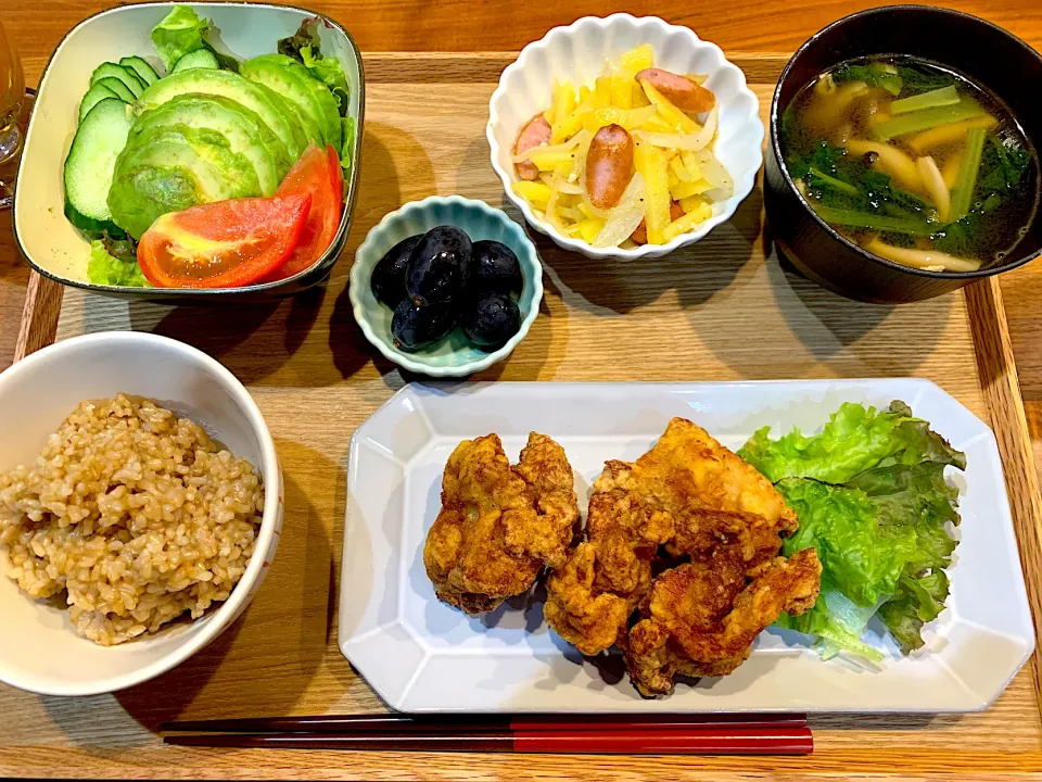 今日の夜ご飯(からあげ、アボカドサラダ、ジャーマンポテト、小松菜スープ、ぶどう)|cocomikaさん