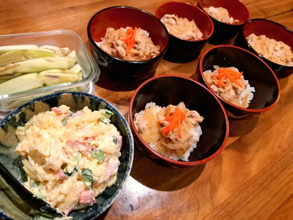 Snapdishの料理写真:豚丼　ポテサラ　蒸しなす|m aさん