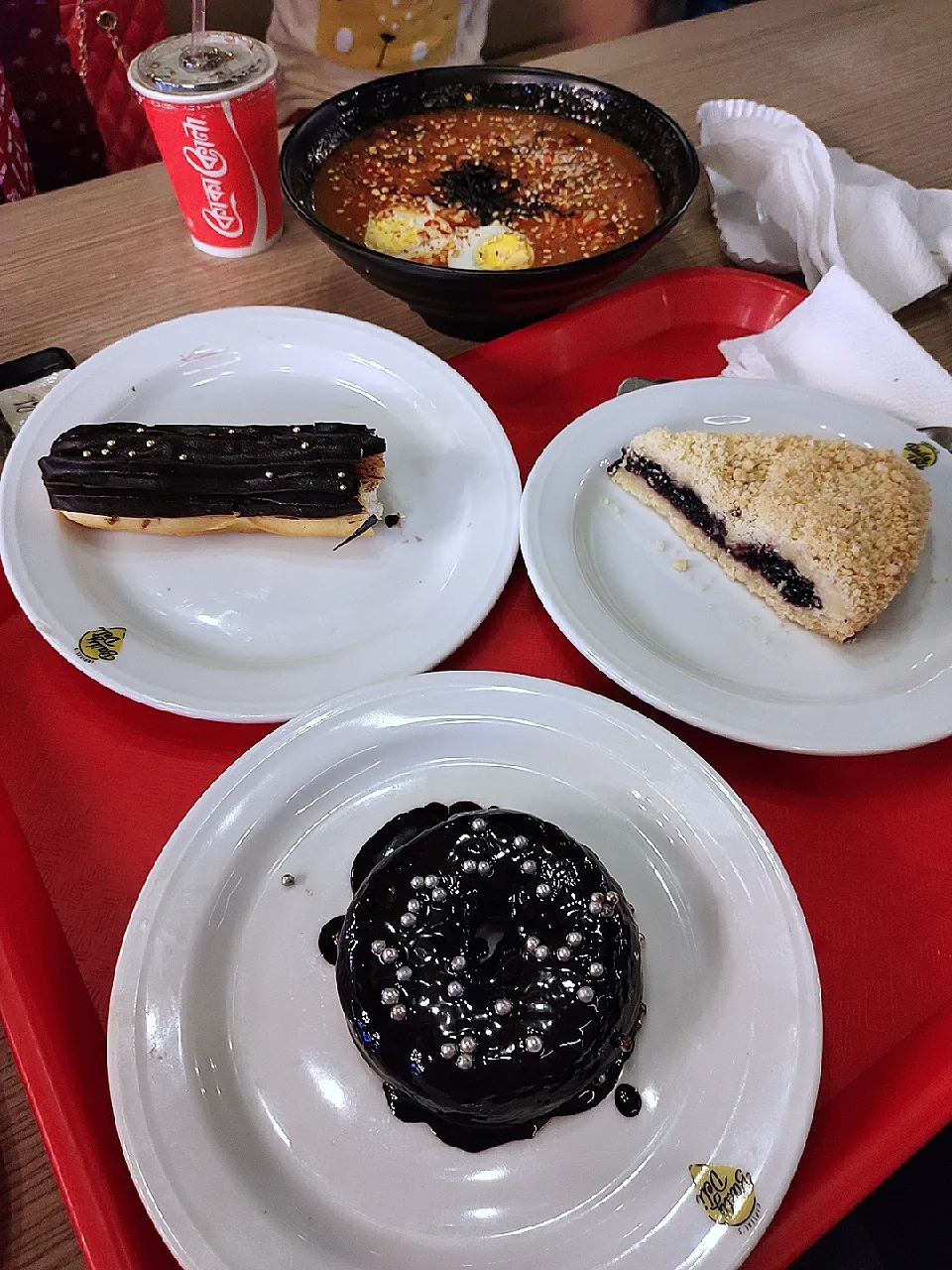 Doughnut, Blueberry Crumble & Chocolate Eclairs....!!|Cafe Sweet & Savouryさん