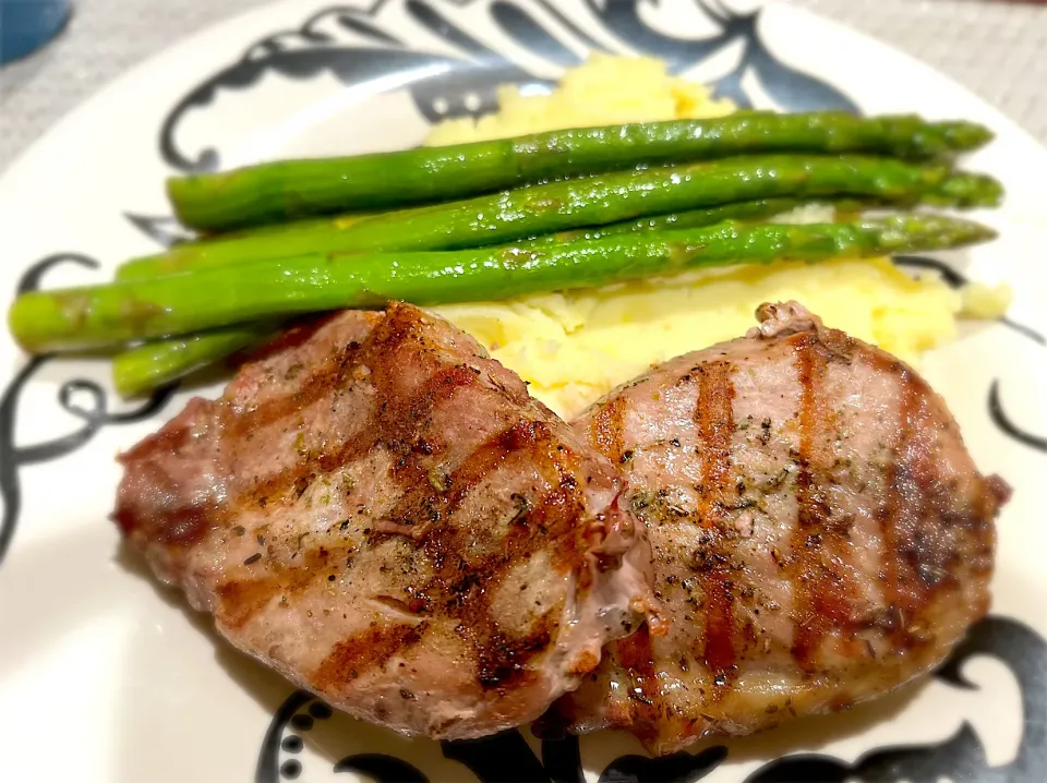 Grilled pork chops, asparagus and mashed potatoes|Laki Maikaʻiさん