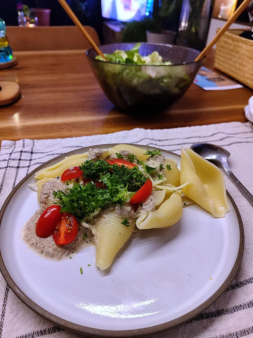 Pasta with mushroom sauce,cherry tomatoes and parsley|Vera Andrianova Forwerkさん