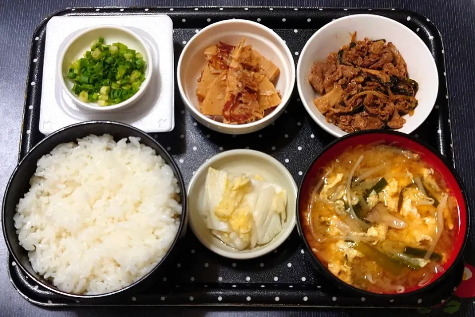 今日の朝ごはん（新潟県魚沼産こしひかりに牛肉炒め、たけのこの土佐煮、ひきわり納豆、野菜と玉子のみそ汁、白菜の浅漬）|Mars＠釜飯作り研究中さん