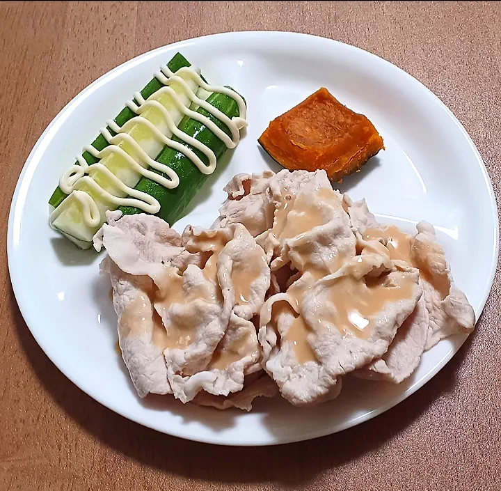 昨夜の晩御飯
豚しゃぶ
きゅうりスティック
かぼちゃ
コーンクリームスープ
ご飯🍚|ナナさん