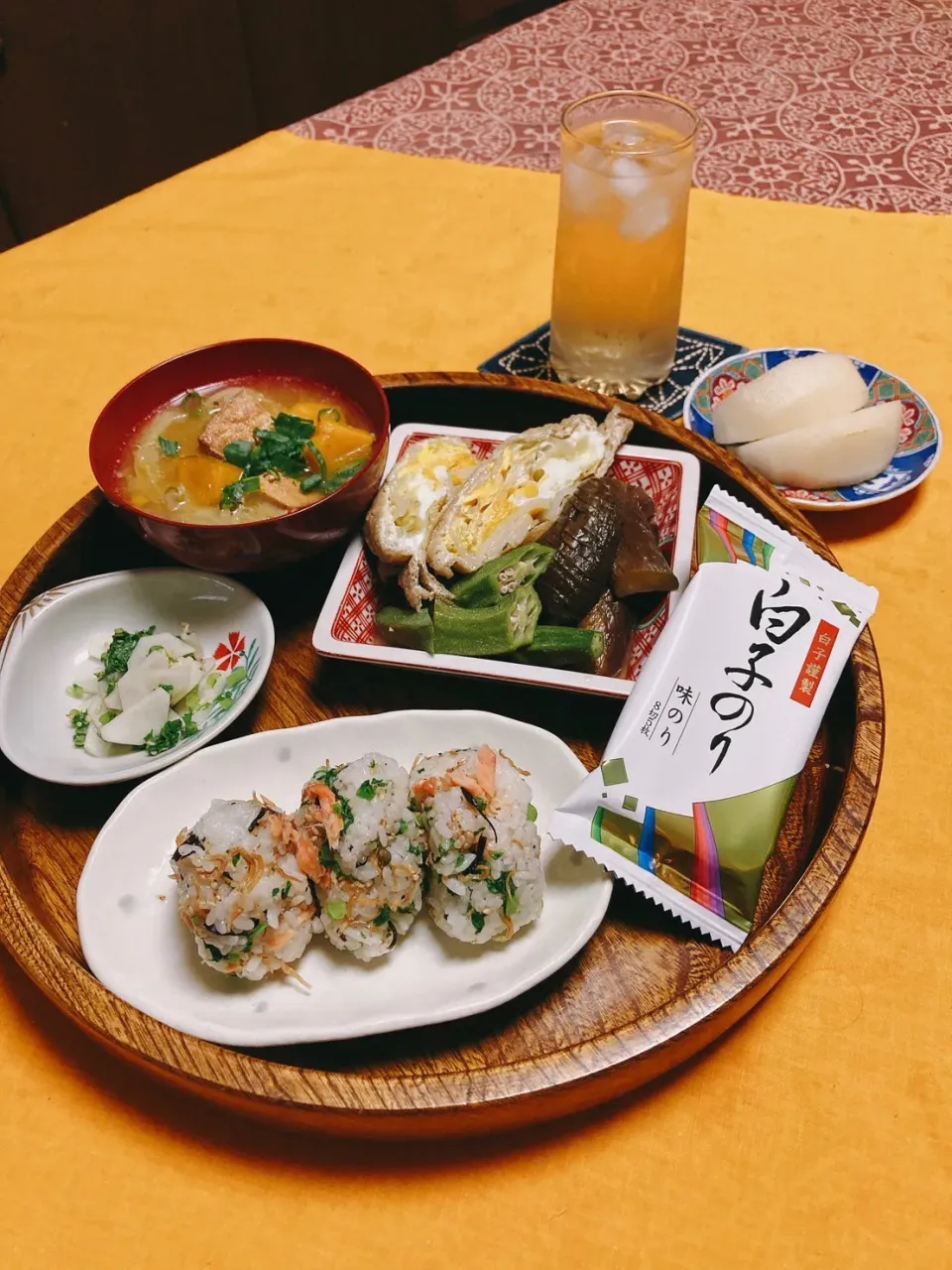 grandmaの晩ごはん☆ 今夜は茄子とオクラと袋の中はお餅、キャベツ､玉子…で煮物。
大根菜、ヒジキ、ちりめん山椒、鮭、ゴマのおにぎり…で頂きます|kaoriさん