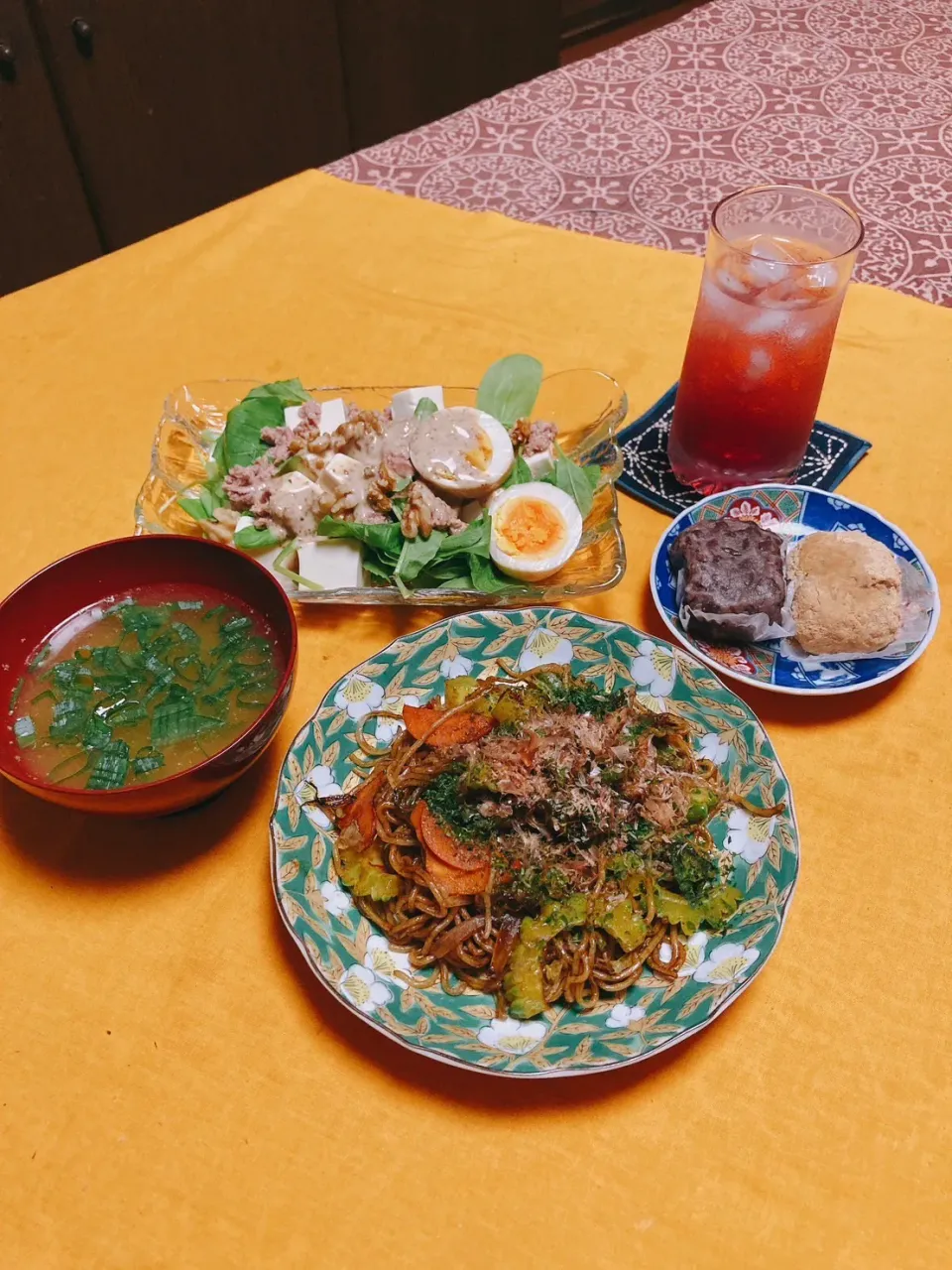 Snapdishの料理写真:grandmaの晩ごはん☆ 今夜はチンゲン菜と小松菜で豆腐サラダ…クルミと玉子を添えて…
焼きそばとおはぎ…|kaoriさん