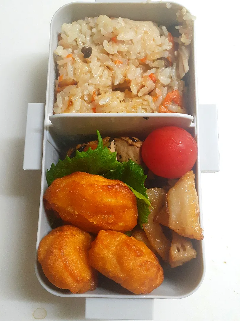 Snapdishの料理写真:☆中学生弁当☆玄米入り炊き込みご飯、ひじき煮物、レンコン唐揚げ、ナゲット、ミニトマト|ｼｮｺﾗさん