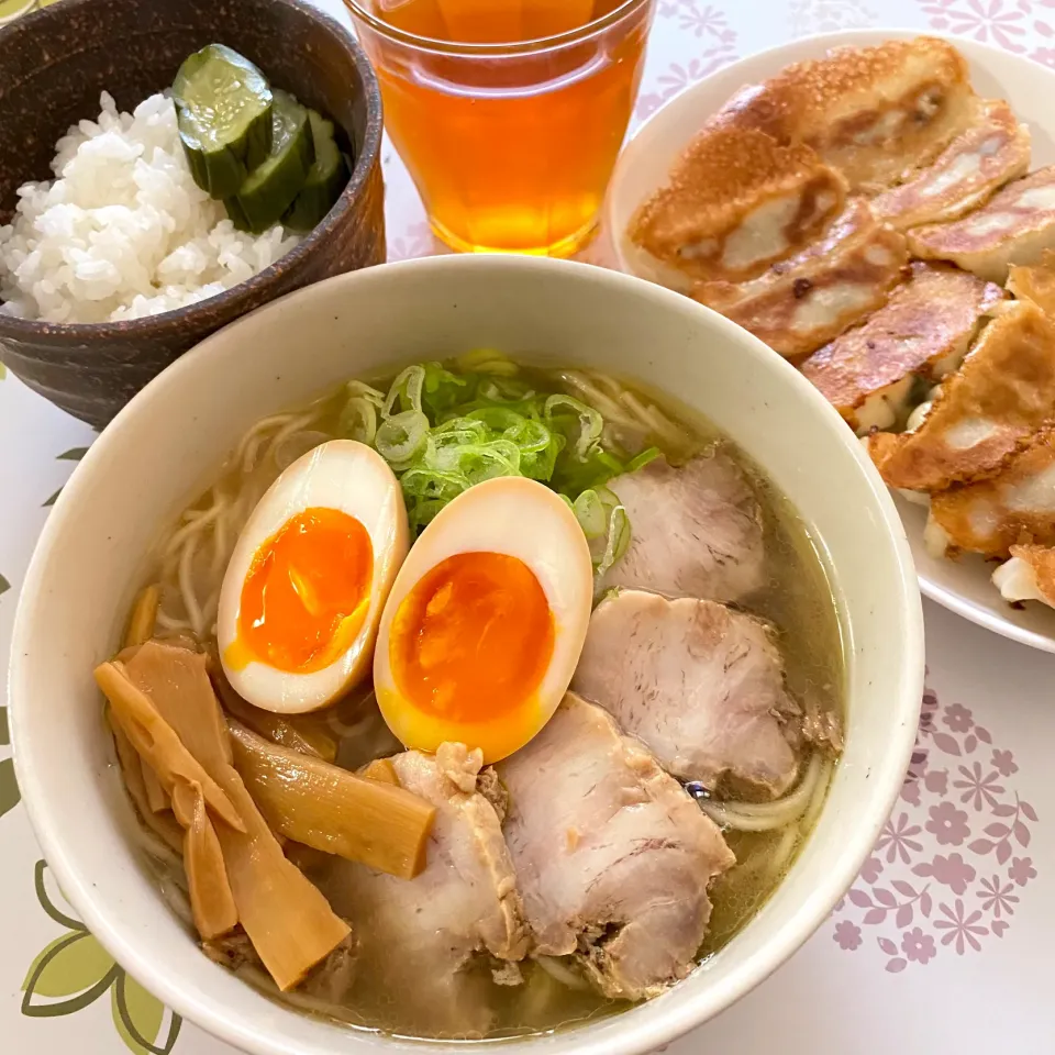 Snapdishの料理写真:ラーメンと餃子|まみっこさん