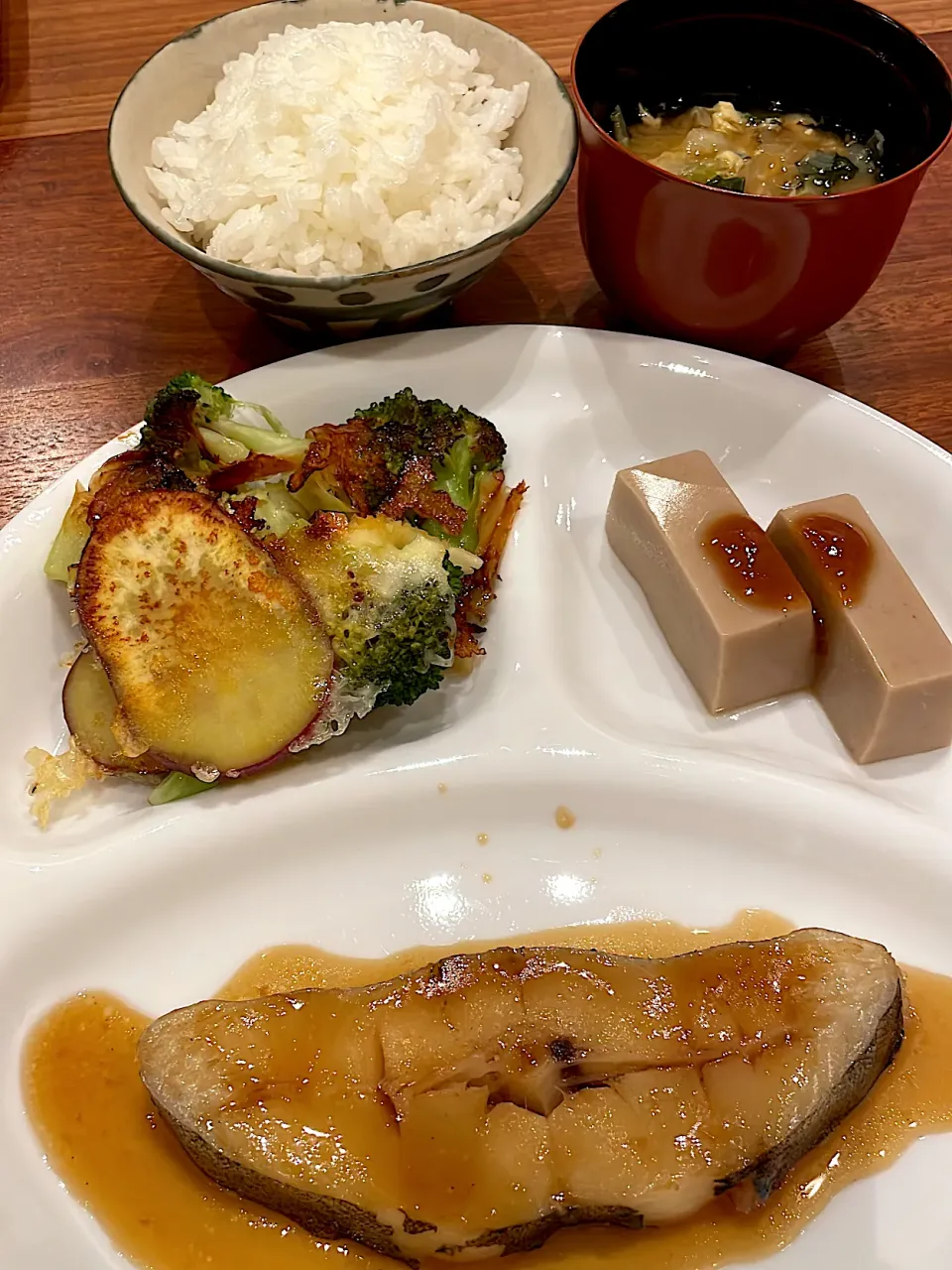 Snapdishの料理写真:カレイの煮付け　さつまいもとブロッコリーハーブチーズ焼き　胡麻豆腐　味噌汁|とゆあさん