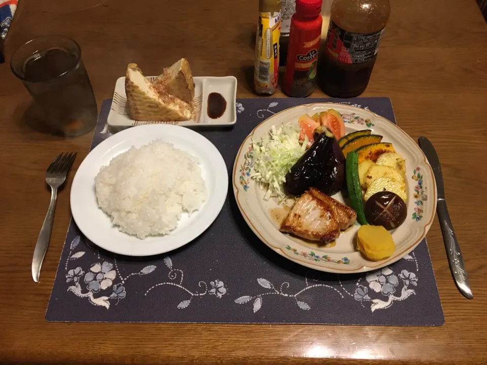 Snapdishの料理写真:ご飯、ポークソテー、野菜ソテー、豆腐ソテー、サラダ、六条麦茶(夕飯)|enarinさん