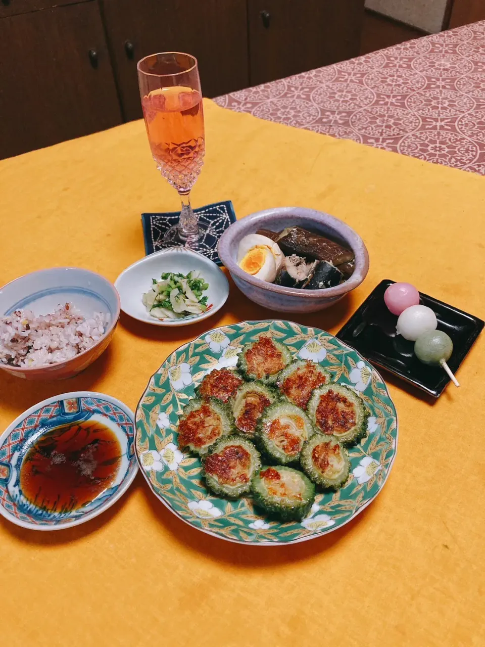 grandmaの晩ごはん☆ 秋の気配…涼しい風…
今夜は昨日の茄子の煮物に鯖の水煮缶で煮直し…。餃子…ゴーヤに詰めて焼きました
お団子🍡を一本赤ジソジュース🥤で頂きます|kaoriさん