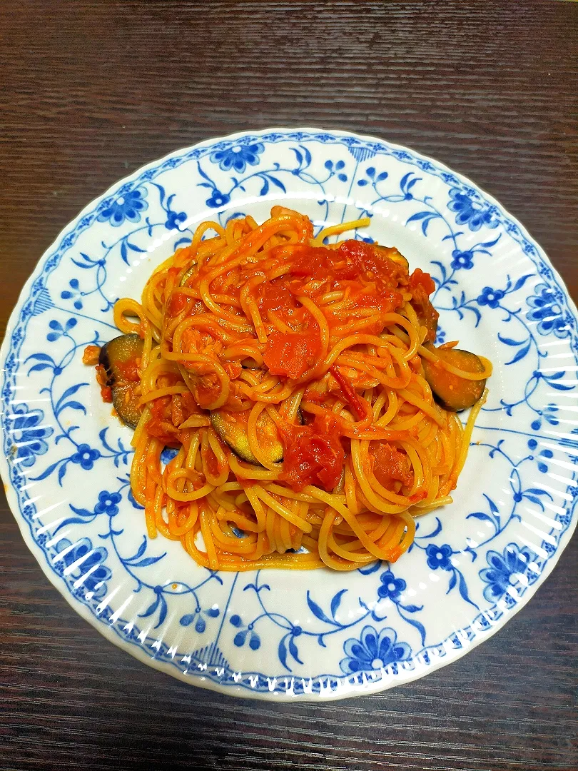 Snapdishの料理写真:ナスとツナのトマトパスタ|自炊記録さん