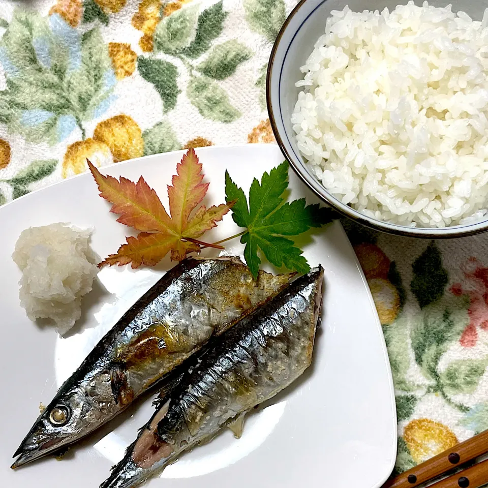 Snapdishの料理写真:初物   秋刀魚の塩焼き   新米(ひとめぼれ)|つるひめさん