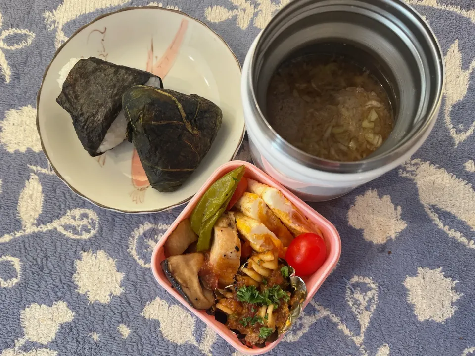 Snapdishの料理写真:弁慶飯と鶏肉ときのこのグリルのお弁当|とぴさん