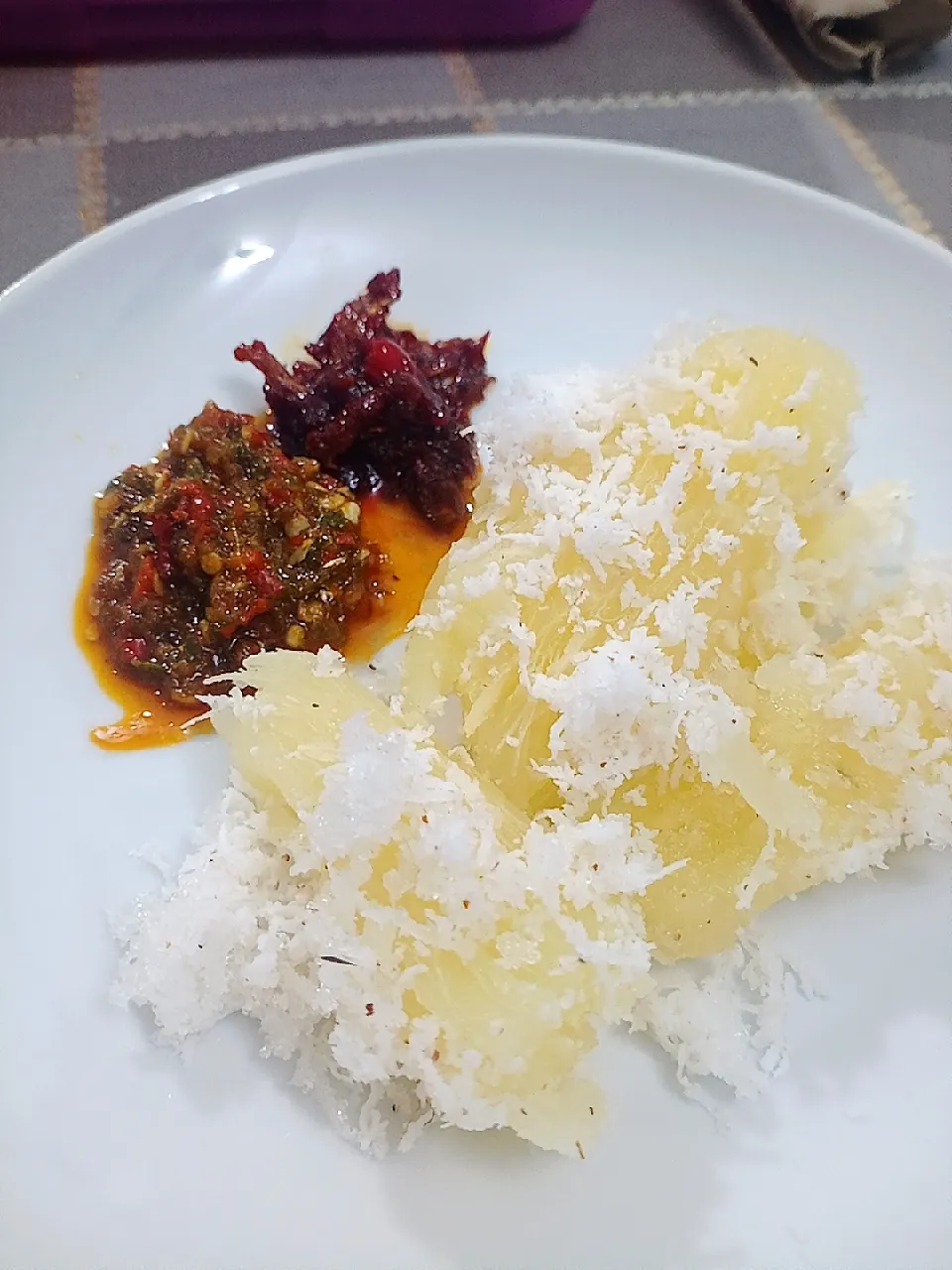 Snapdishの料理写真:ubi rebus + sambal tumis|lynda afandyさん