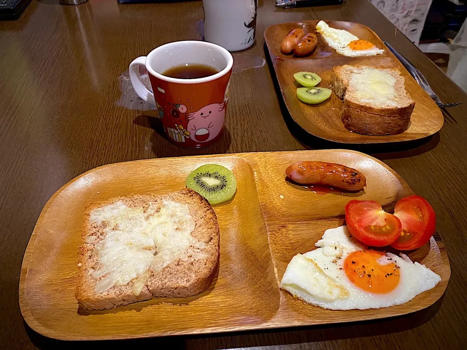 Snapdishの料理写真:あずき茶食パンのチーズトースト　目玉焼き　焼きソーセージ　コーヒー|ch＊K*∀o(^^*)♪さん