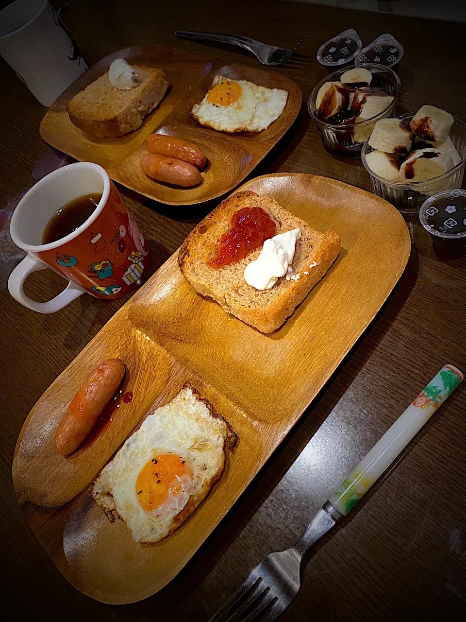 あずき茶食パントースト　クリームチーズ　苺ジャム　目玉焼き　焼きソーセージ　バナナチョコソースがけ　コーヒー|ch＊K*∀o(^^*)♪さん