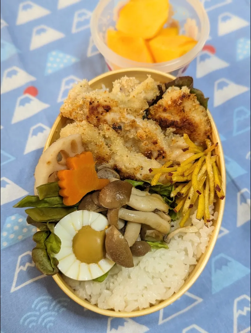 Snapdishの料理写真:本日のお弁当〜ガーリックチキンのパン粉焼き|f.1125beさん