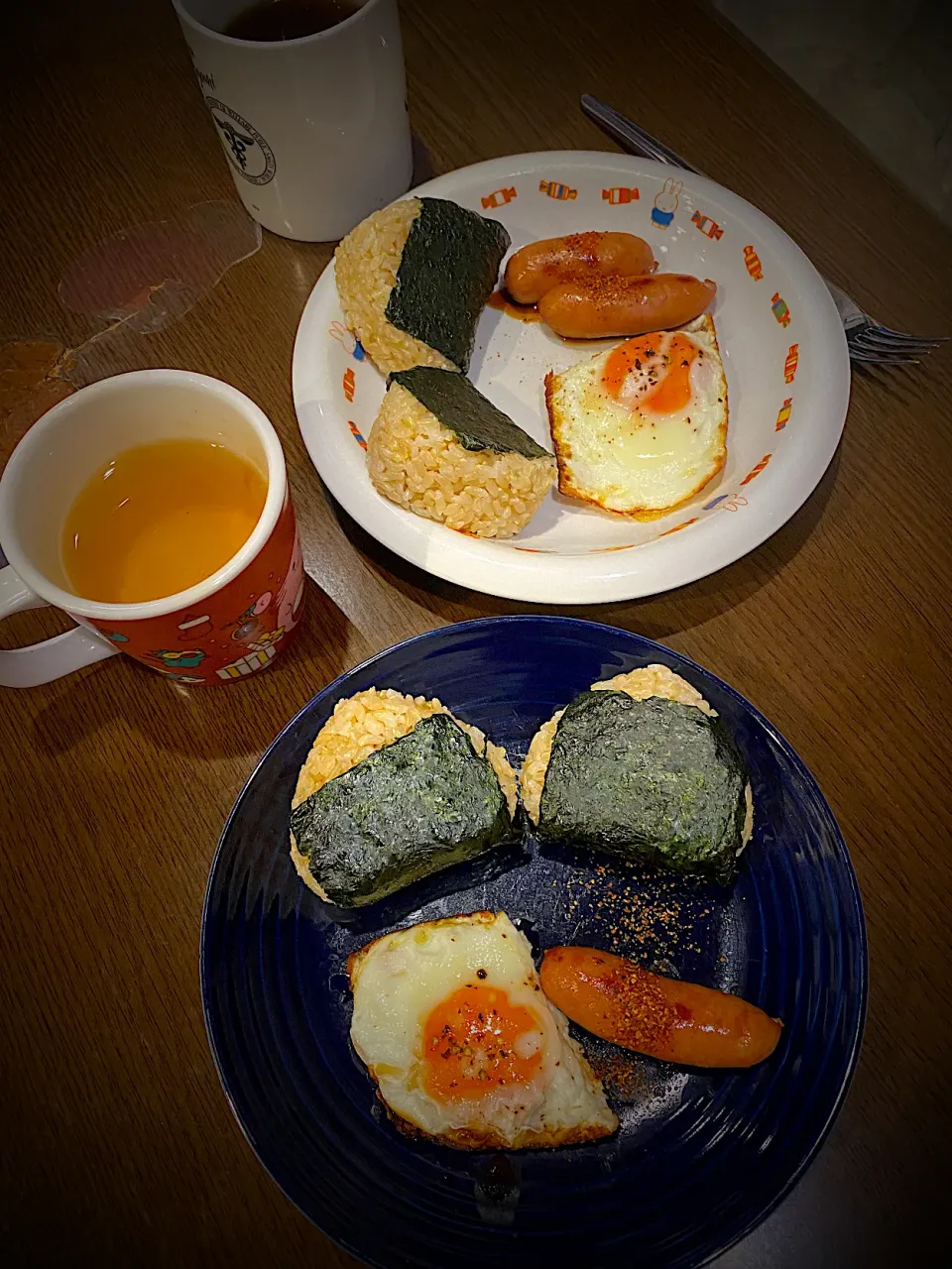 玄米ごはんのおむすび　梅おかか　目玉焼き　焼きソーセージ　お茶|ch＊K*∀o(^^*)♪さん