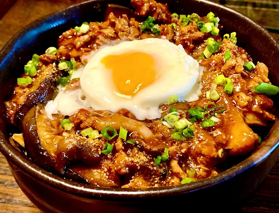 義務投稿⑤➕1                                          残り物で「麻婆茄子丼(温玉)」ランチ|mottoさん