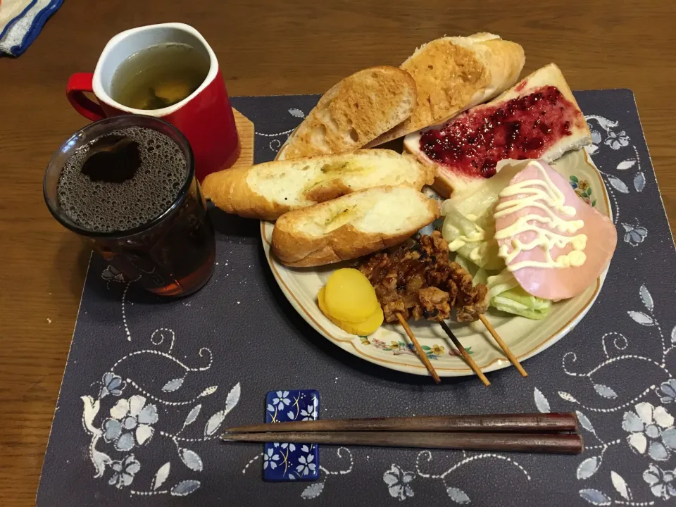 Snapdishの料理写真:ガリバタトースト、ピーナッツバターパン、カシスジャムパン、パリパリ鶏皮串、サラダ、沢庵、スープ(昼飯)|enarinさん